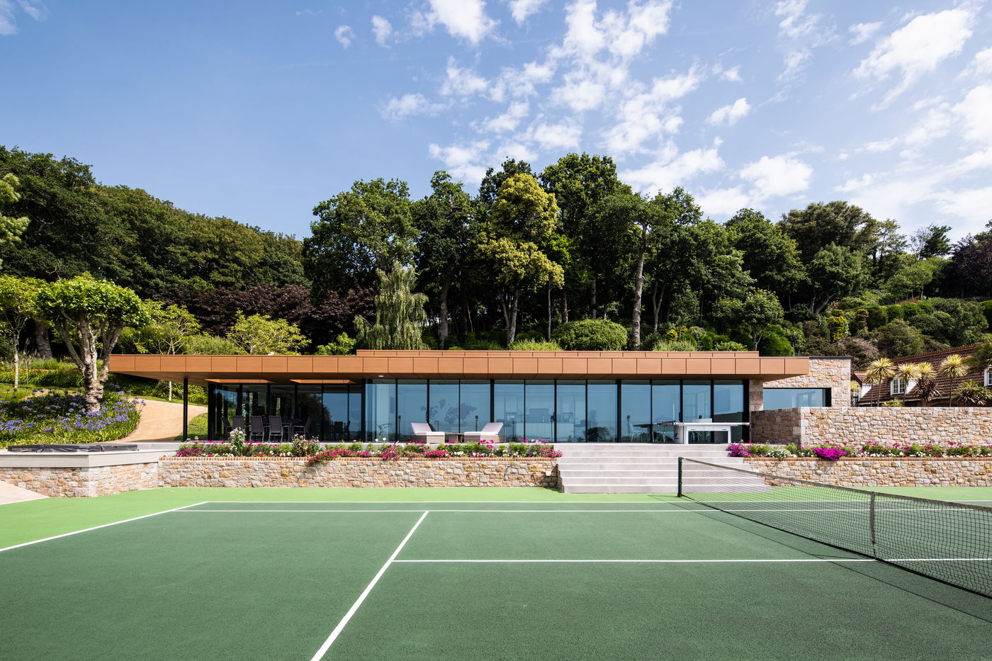 Discover the revolutionary Magnetic Rail Sliding Door System, enabling effortless operation of even the heaviest triple-glazed panels up to 600kg. The future of seamless architectural design is here.