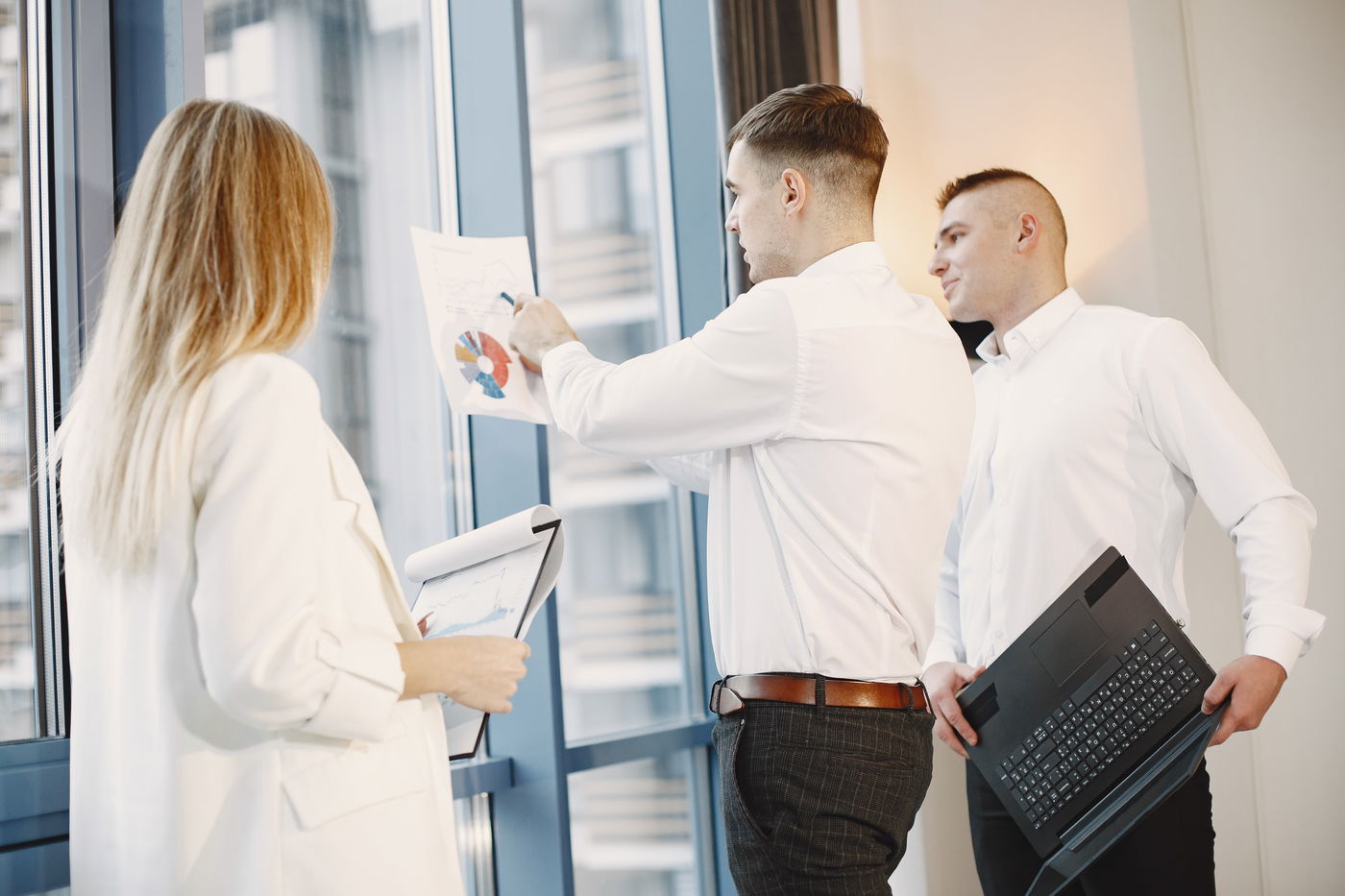 This guide explains how triple glazing simplifies compliance with UK Building Regulations for windows and doors, including Part F (ventilation), Part O (overheating), and Part L (energy efficiency).