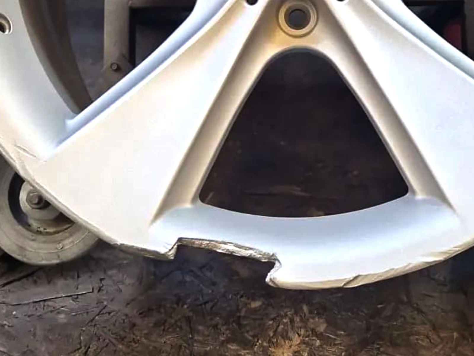 damaged-alloy-wheel-rim-repair.jpg